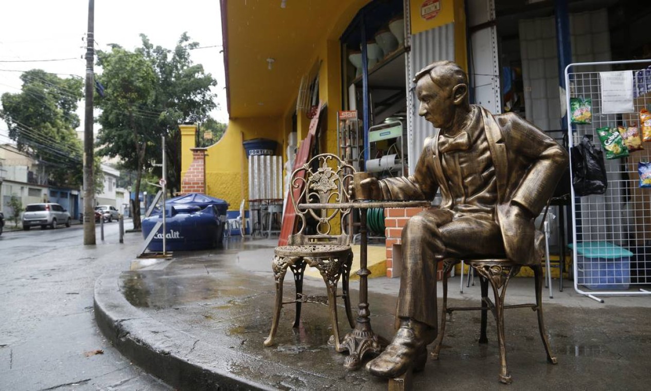 Réplica de estátua de Noel Rosa rouba a cena em Vila Isabel Jornal O