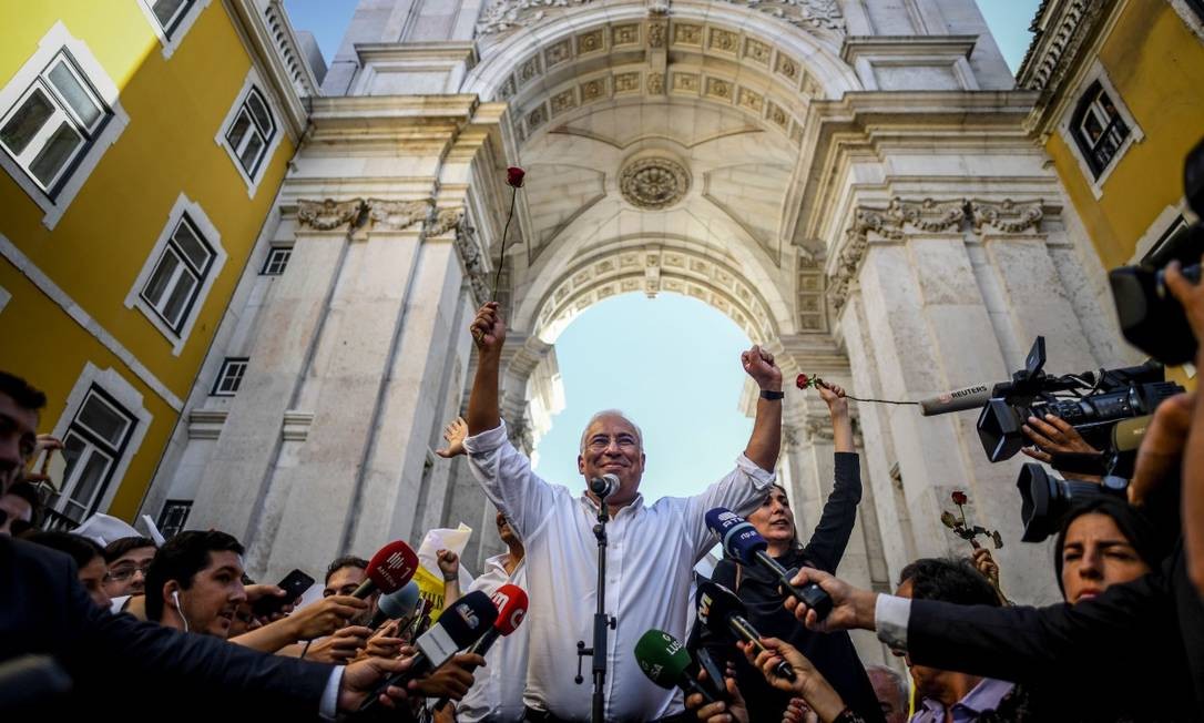 O primeiro-ministro Antònio Costa em campanha em Lisboa: imigrantes para suprir o défict demográfico Foto: PATRICIA DE MELO MOREIRA / AFP