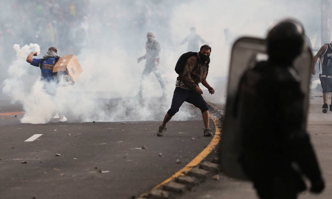 Manifestantes entram em conflito com a polícia de choque durante protestos em Quito, no Equador Foto: IVAN ALVARADO / REUTERS