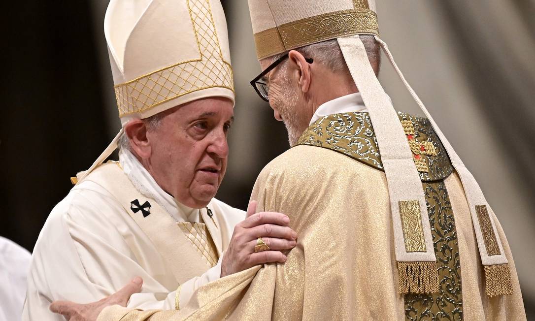 
O Papa Francisco abraça o recém ordenado bispo Michael Czerny, que também será consagrado cardeal pelo Pontífice neste sábado: colaborador próximo na reforma do catolicismo
Foto:
VINCENZO PINTO/AFP
