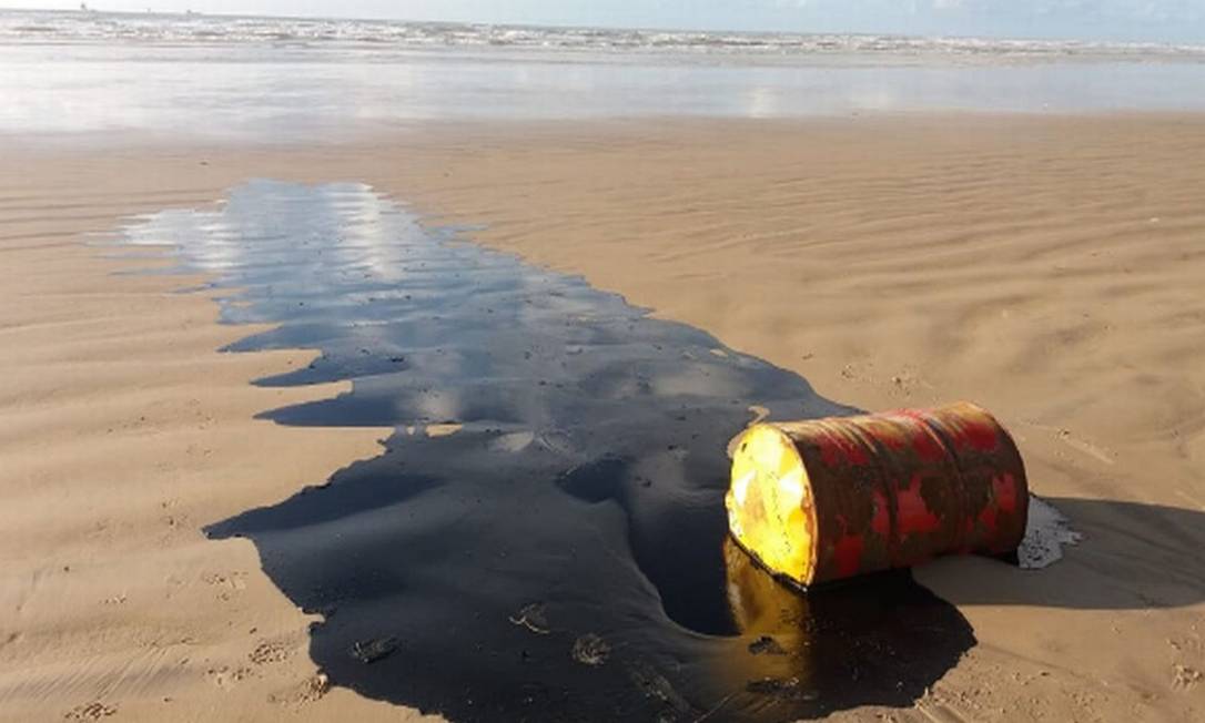 Tonel de petróleo encontrado nas areias da Barra dos Coqueiros, em Sergipe. Foto: Reprodução/Adema