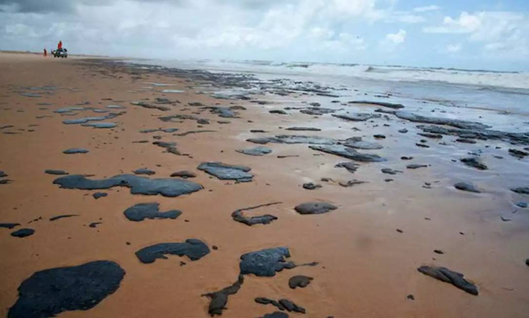 A praia de Ponta dos Mangues, no município de Pacatuba, amanheceu com piche na areia.
Imagem: Brenda Dantas/Divulgação Foto: Brenda Dantas / Agência O Globo