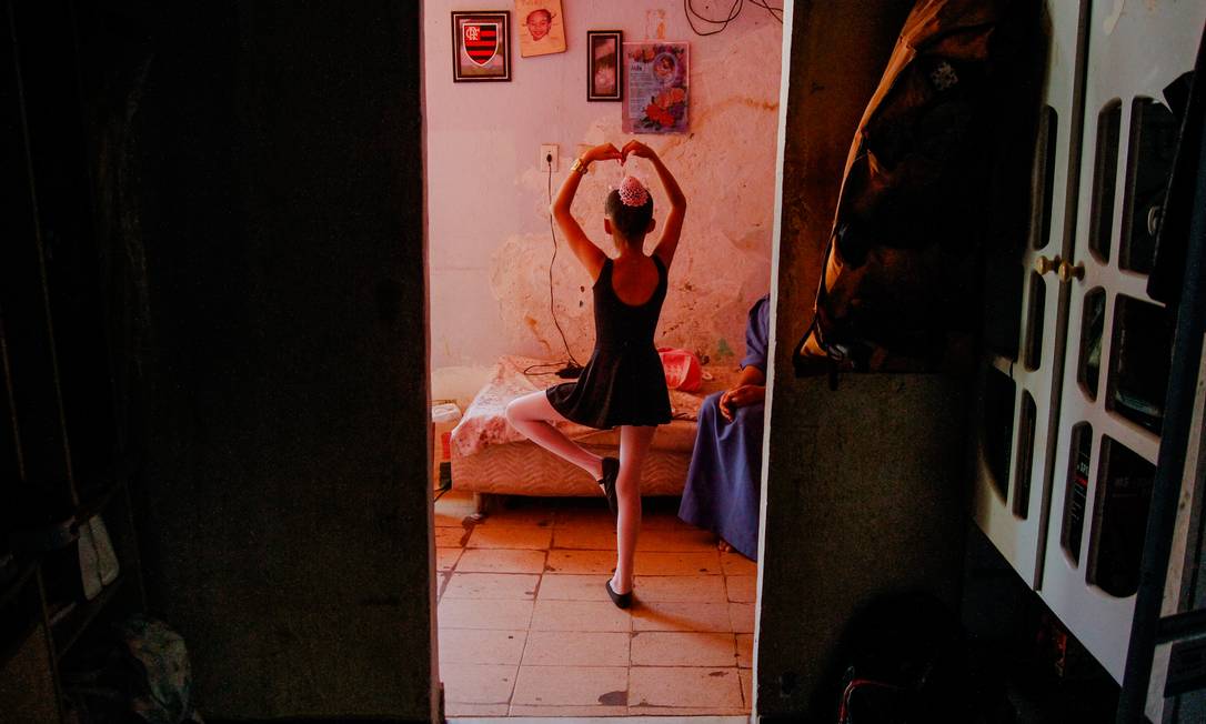 "Não aguento mais, quero sair daqui", diz a pequena Isabel, que quer ser bailarina Foto: Bruno Itan / Agência O Globo