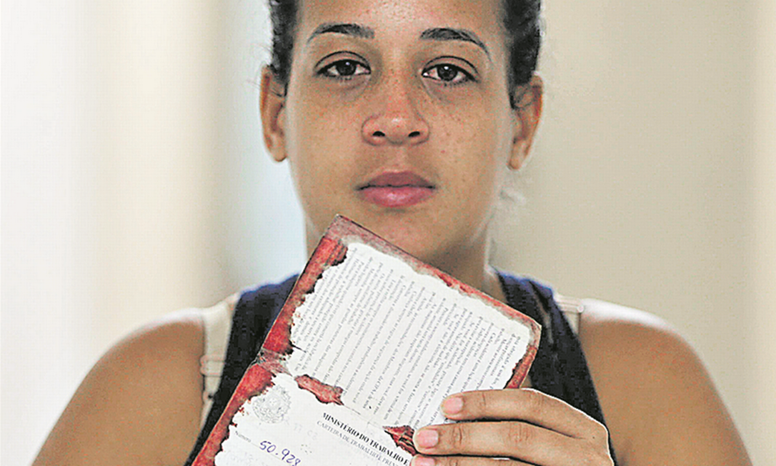 "Só queria uma resposta", cobra Thayssa de Freitas de Souza, de 26 anos, viúva de Rodrigo Alexandre da Silva Serrano. Foto: Domingos Peixoto / Agência O Globo