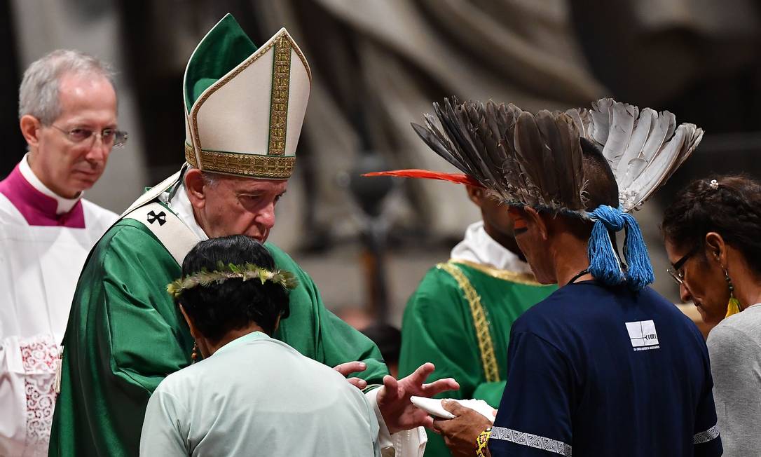 O Papa Francisco recebeu, no Vaticano, representantes de grupos indígenas da Amazônia durante o Sínodo Foto: TIZIANA FABI / AFP