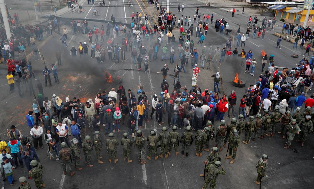Manifestantes enfrentam soldados durante protestos contra o governo Foto: CARLOS GARCIA RAWLINS / REUTERS