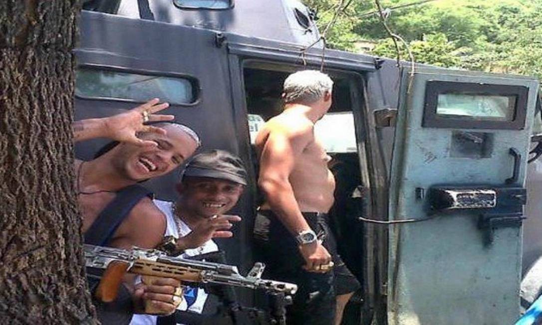 Traficantes do Morro da Serrinha, Madureira, Zona Norte do Rio, fotografados no caveirão da PM, durante uma operação que os agentes faziam no Largo da Raia, dentro da Serrinha, no dia 12 de janeiro de 2014 Foto: Reprodução