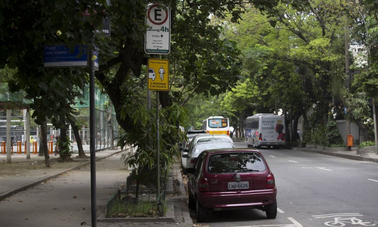 Na Rua Muniz Barreto, em Botafogo, o guardador nem sempre está no local. Sem talão, carros são rebocados Foto: Márcia Foletto / Agência O Globo