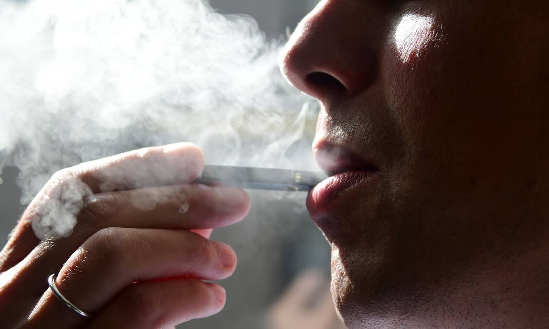 Homem usa cigarro eletrônico nos EUA Foto: EVA HAMBACH / AFP
