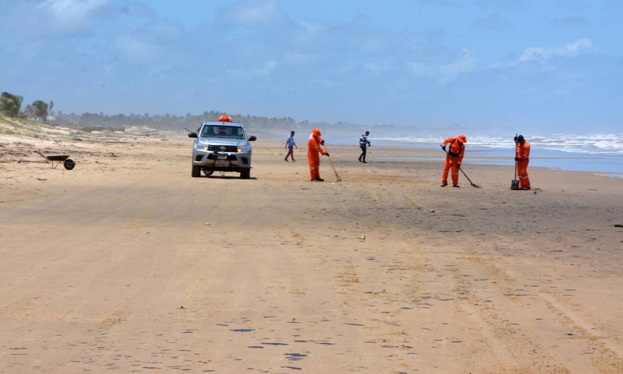 Técnicos trabalham na retirada de manchas de patróleo nas proximidades da Praia do Viral, em Aracaju Foto: Márcio Garcez / Agência O Globo