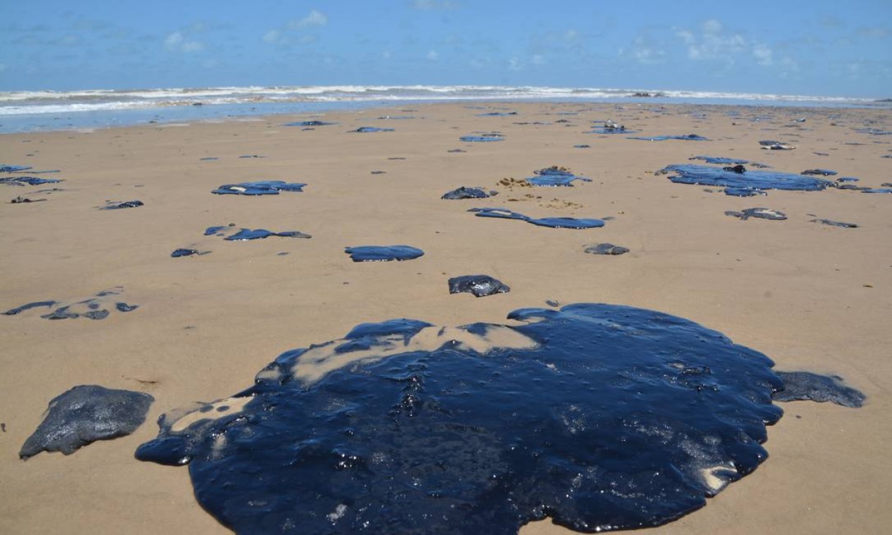 Mancha de óleo nas proximidades da Praia do Viral, em Aracaju Foto: Márcio Garcez / Agência O Globo