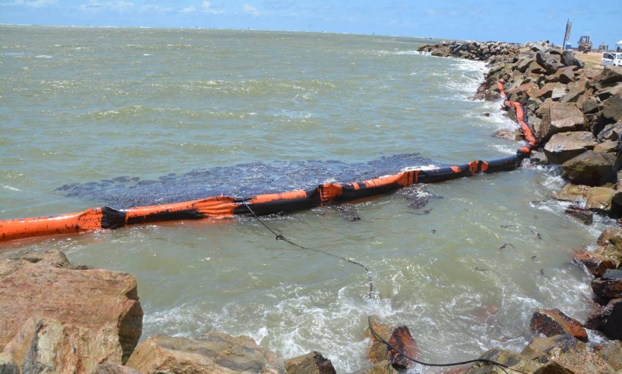 Mancha de óleo nas proximidades da Praia do Viral, em Aracaju Foto: Márcio Garcez / Agência O Globo