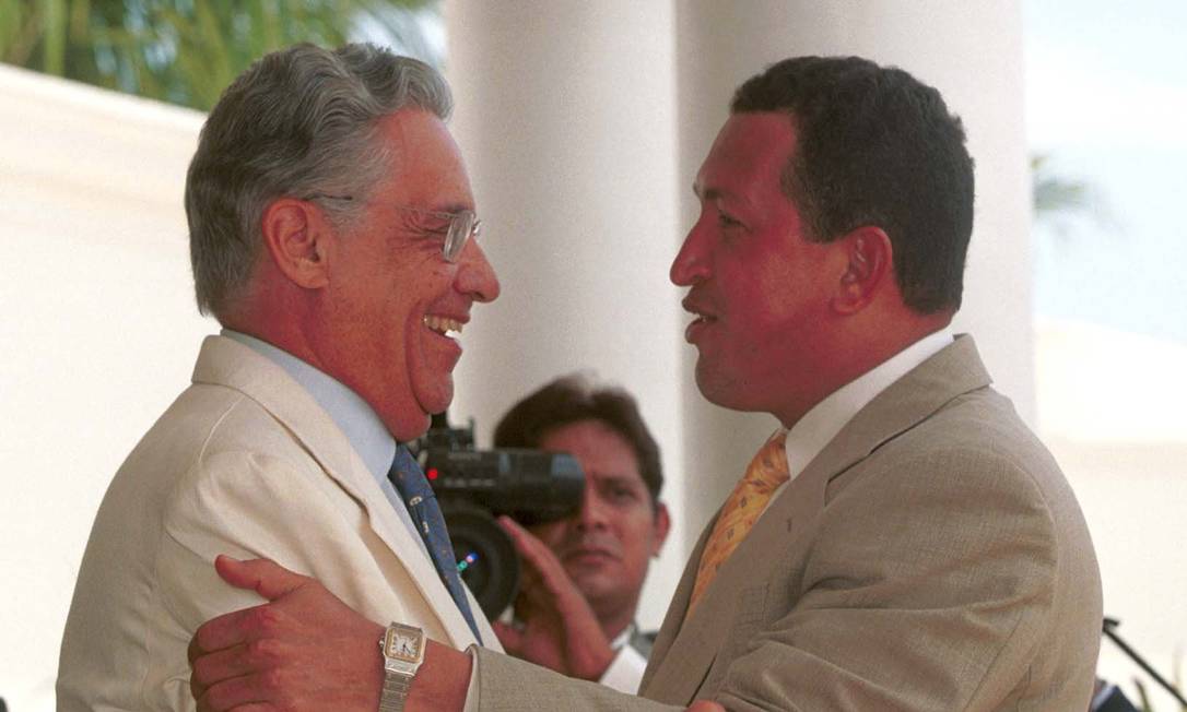 FH e Chávez em 1992, em Manaus Foto: Gustavo Miranda/Agência O Globo 