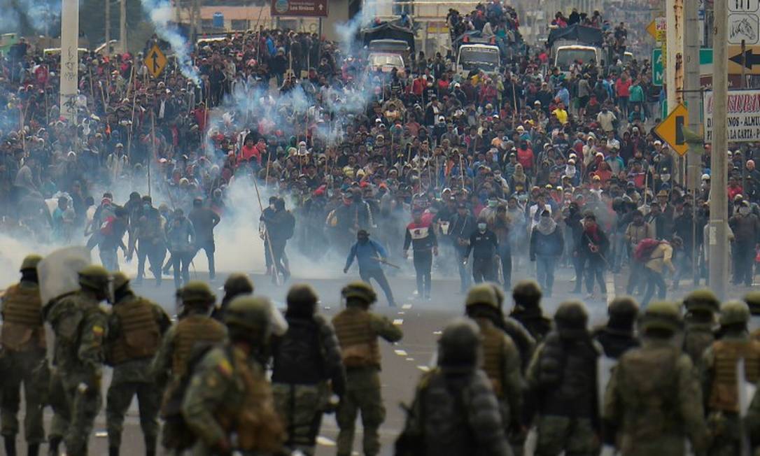 Manifestantes em confronto com forças de segurança em Quito, no Equador Foto: RODRIGO BUENDIA / AFP / 07-10-2019