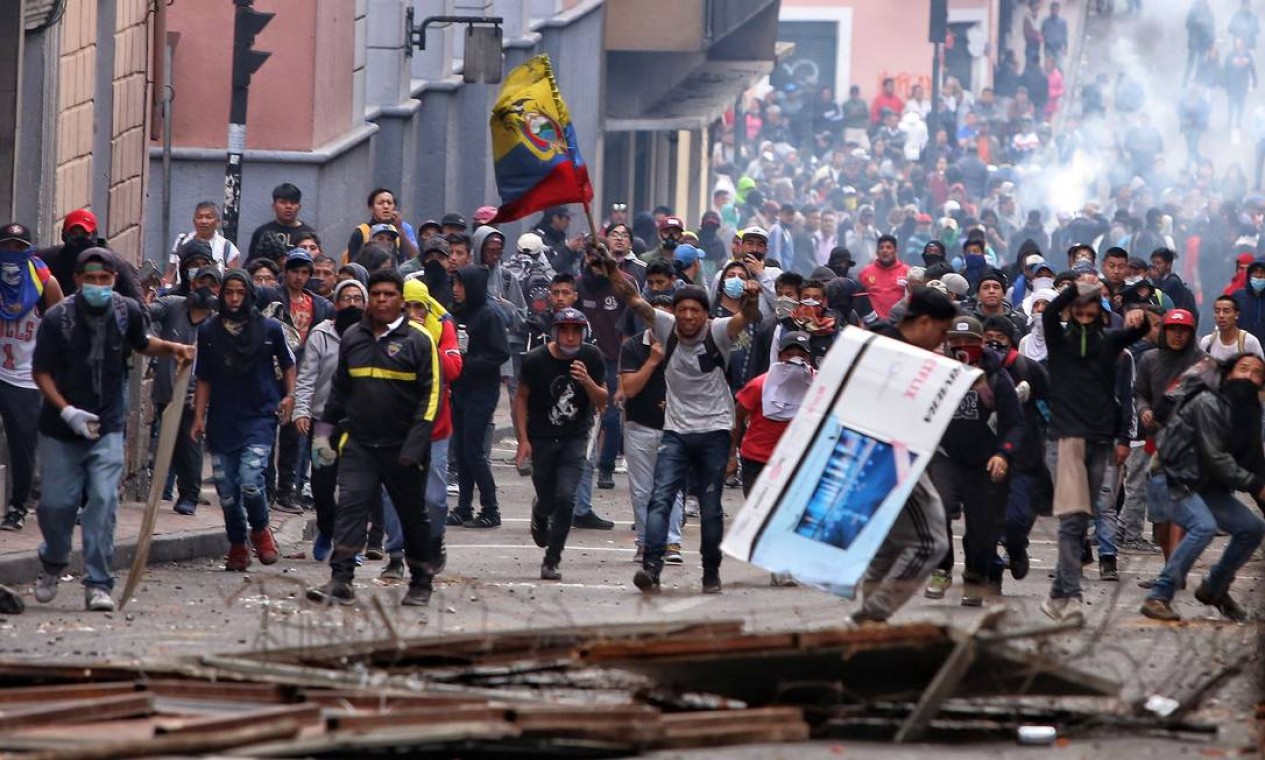 No domingo, camponeses e indígenas bloquearam estradas e tentaram impedir a passagem das forças equatorianas Foto: CRISTINA VEGA / AFP / 07/10/2019
