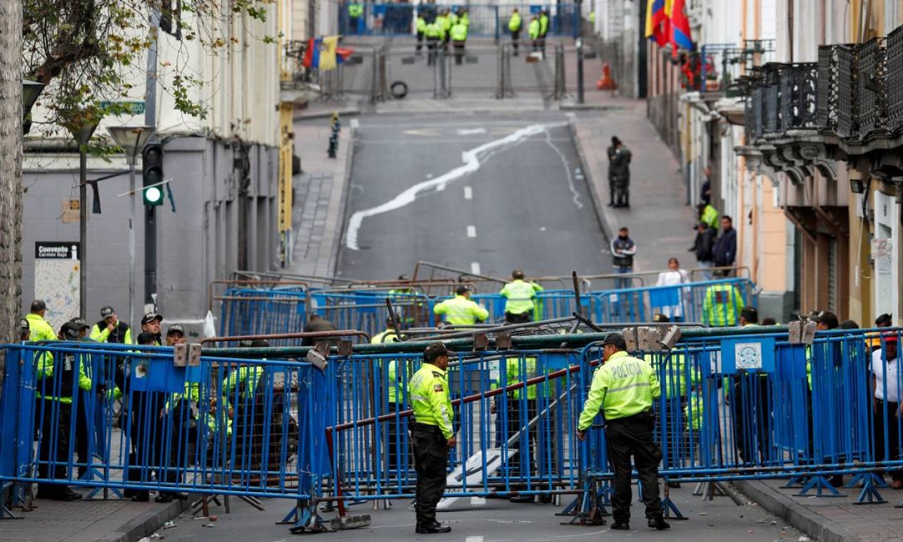 Além de tentar conter os protestos, uma das preocupações da guarda equatoriana é proteger o Palácio Presidencial, em Quito Foto: CARLOS GARCIA RAWLINS / REUTERS