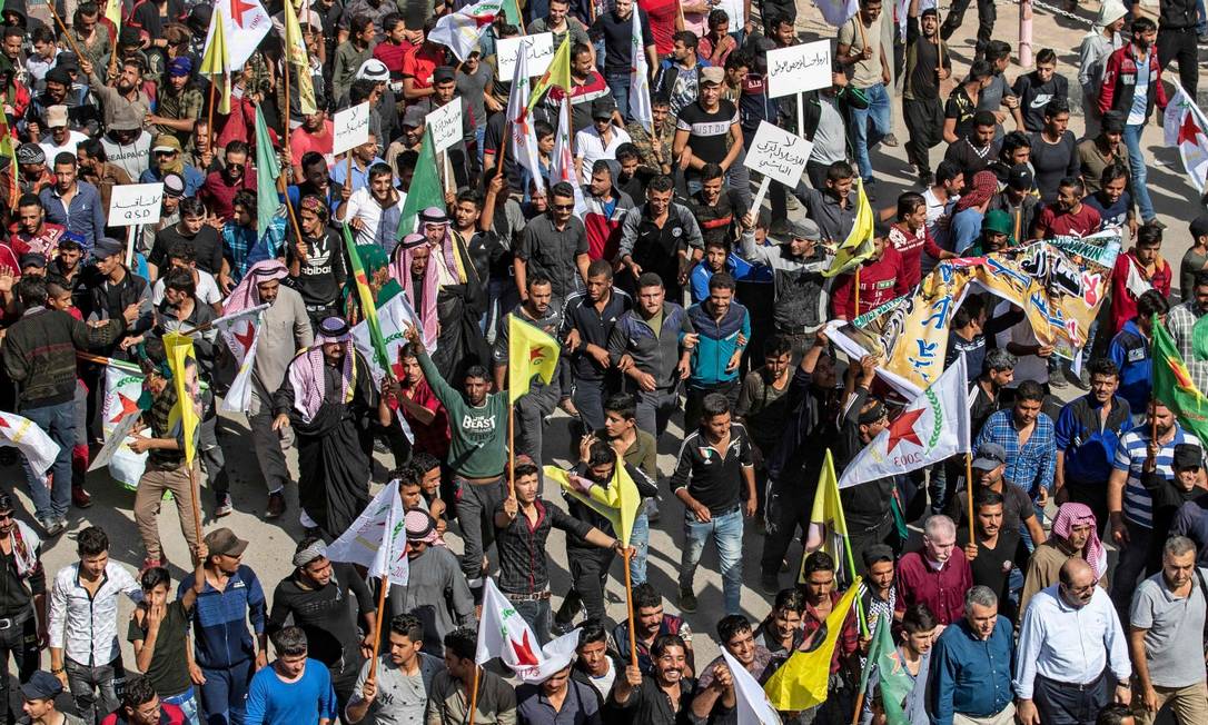 Manifestantes curdos participam de protesto contra as ameaças do governo da Turquia na cidade de Ras al-Ain, na Síria Foto: DELIL SOULEIMAN / AFP