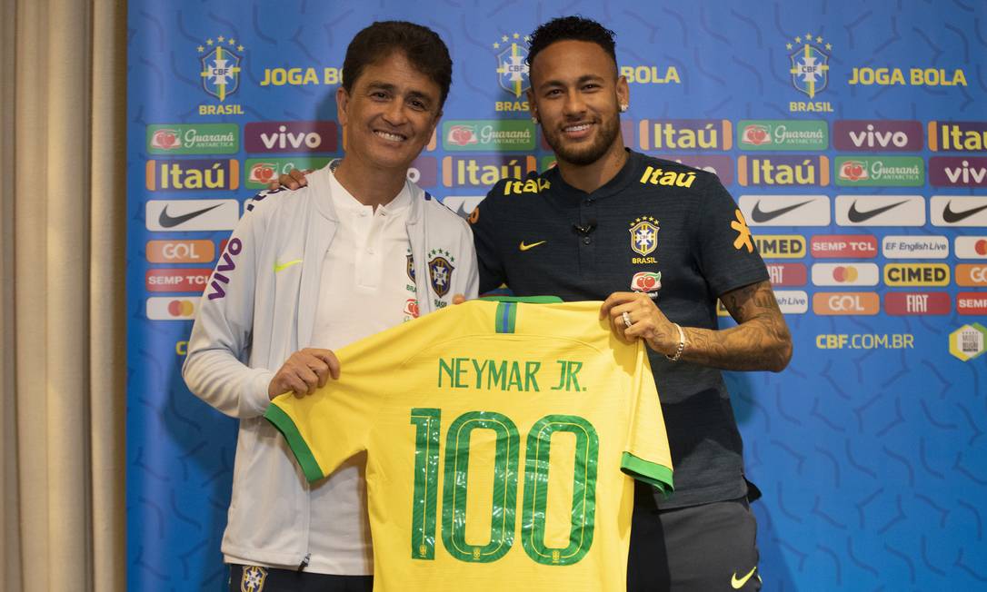 Neymar sabe que a melhor resposta é jogar bola. Foi o melhor em campo