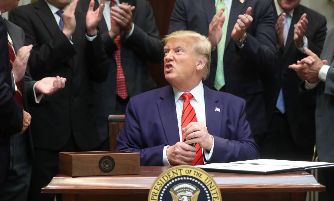 
Donald Trump guarda sua caneta após assinar decretos em evento nesta quarta na Casa Branca: presidente americano agora pede que identidade de denunciante seja exposta
Foto:
JONATHAN ERNST/REUTERS
