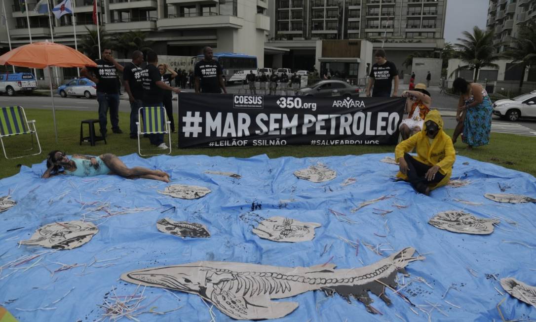 Ativistas fazem protesto contra leilão da ANP, no Rio. O grupo é contra a inclusão no leilão de blocos no entorno do parque marinho de Abrolhos, no litoral da Bahia Foto: Gabriel Paiva - Agência O Globo