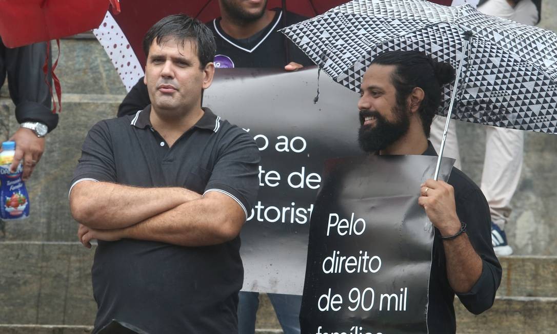 Protesto de motoristas de aplicativos em frente ao Palácio Pedro Ernesto nesta quarta-feira Foto: Guilherme Pinto / Agência O Globo