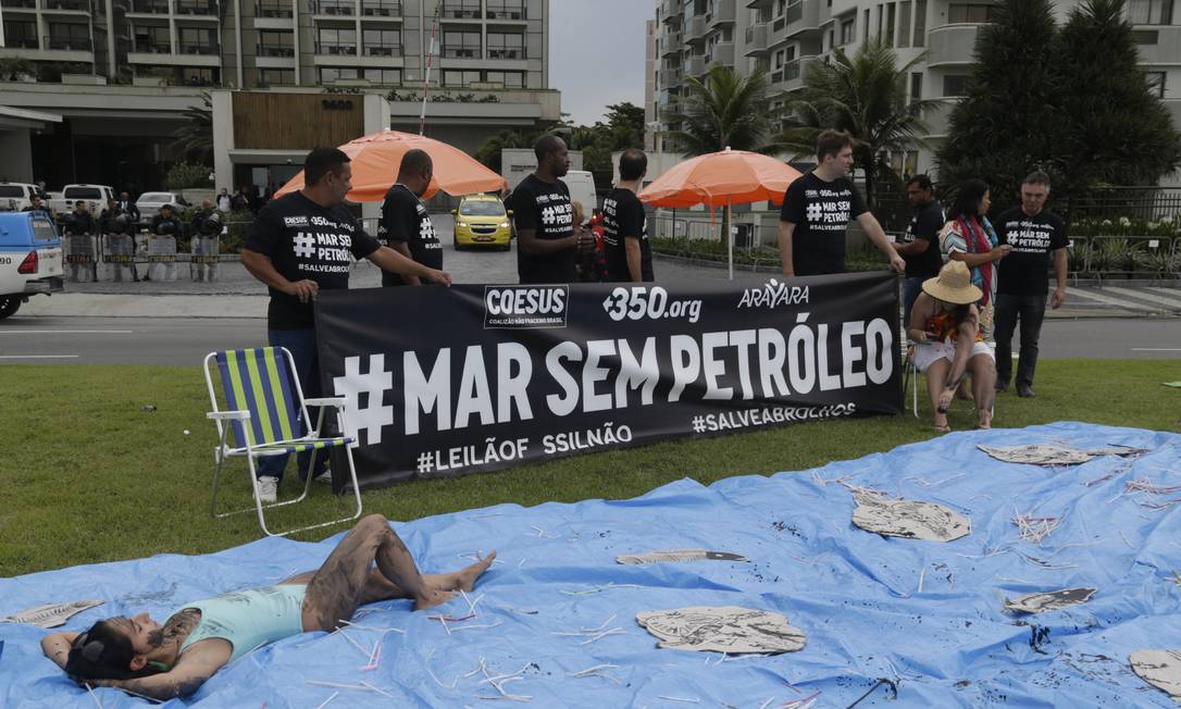 Ativistas fazem protesto contra os leilões de petróleo da ANP Foto: Gabriel Paiva / Agência O Globo