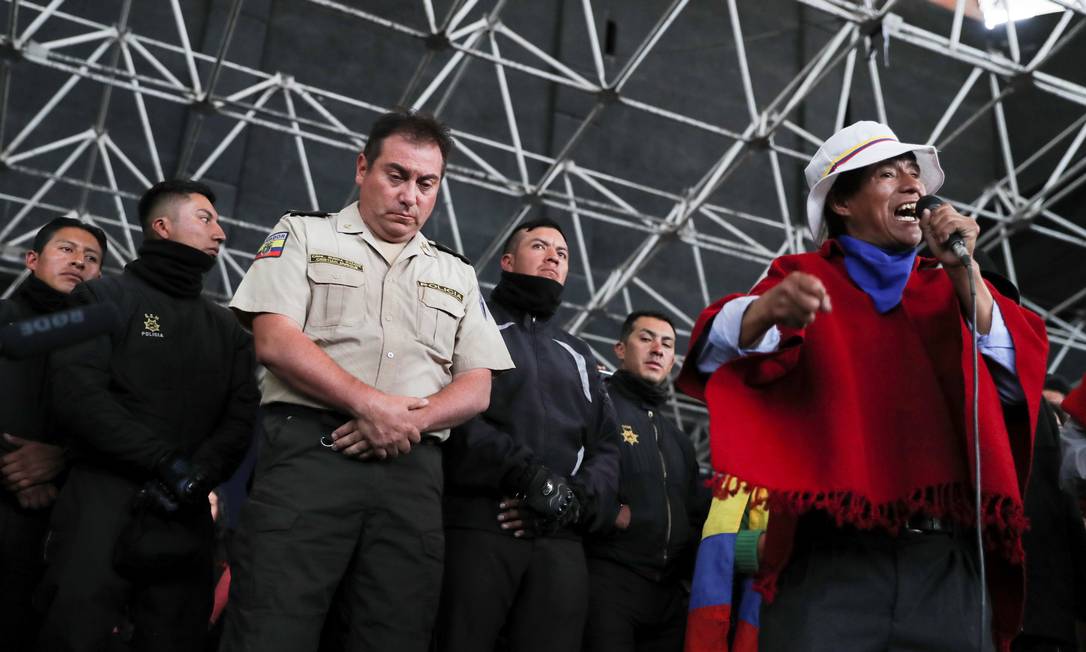 Policiais são retidos por grupo indígena em Quito, no Equador Foto: IVAN ALVARADO / REUTERS