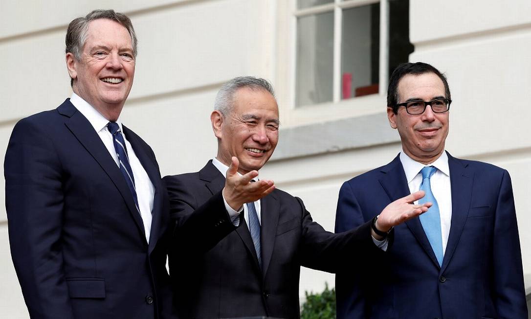 O vice-premier chinês Liu Hu entre o representante do Comércio dos EUA Robert Lighthizer e o secretário do Tesouro Steve Mnuchin: negociações. Foto: Yuri Gripas / REUTERS