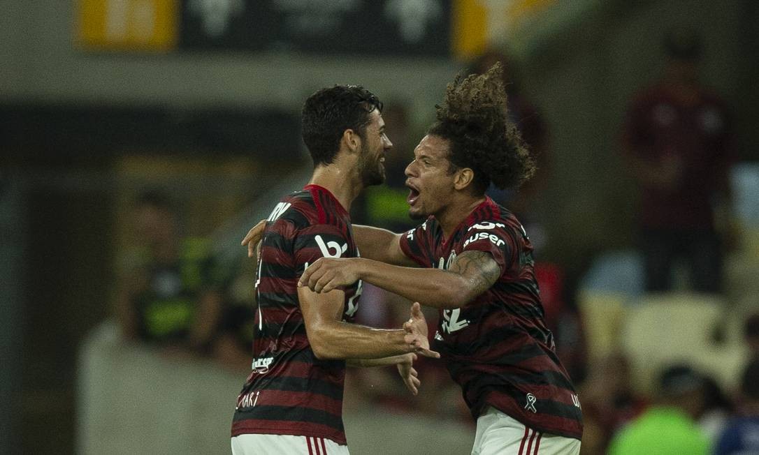 Ar&atilde;o comemora com Pablo Mar&iacute; o primeiro gol do Flamengo Foto: Alexandre Cassiano / Ag&ecirc;ncia O Globo