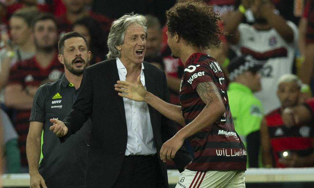 Arão comemora com Jorge Jesus o primeiro gol do Flamengo sobre o Atlético-MG Foto: Alexandre Cassiano / Alexandre Cassiano