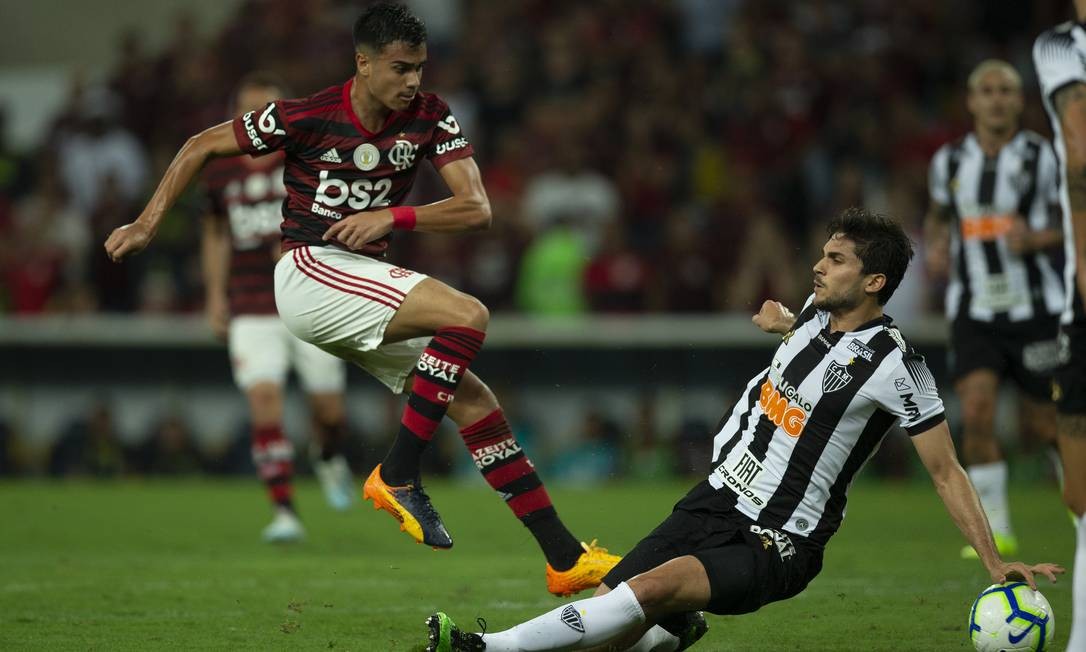 Reinier chuta a bola, marcado por Igor Rabello Foto: Alexandre Cassiano / Alexandre Cassiano