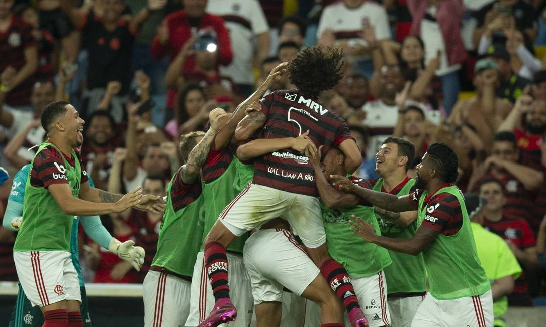 Willian Arão comemora com os reservas seu gol que abriu o placar, aos 17 do 1º tempo, na vitória de 3 a 1 do Flamengo sobre o Atlético-MG no Maracanã Foto: Alexandre Cassiano / Agência O Globo