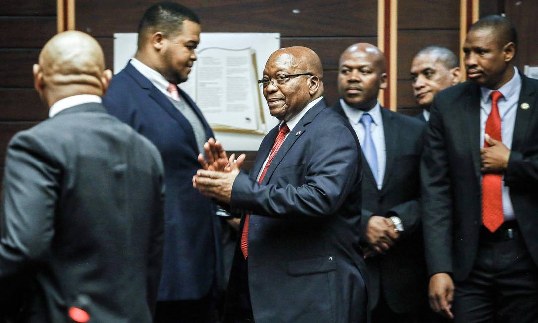 
Jacob Zuma na Alta Corte de Pietermaritzburg onde teve negado seu pedido para que as acusações de corrupção fossem retiradas: ex-presidente da África do Sul se viu envolvido em uma série de escândalos que causaram sua queda em fevereiro de 2018
Foto:
AFP
