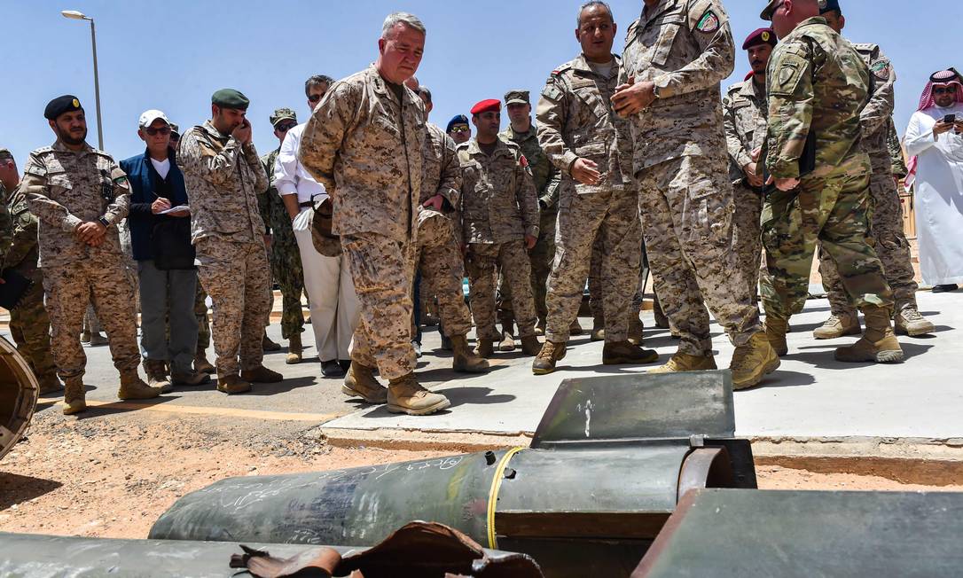 Militares americanos inspecionam armas usadas pelos Houthis, no Iêmen, que seriam de fabricação iraniana. EUA veem no Irã a principal ameaça no Oriente Médio, porém uma ação militar, apesar de popular entre os conservadores de Washington, não está nos planos da Casa Branca Foto: FAYEZ NURELDINE / AFP