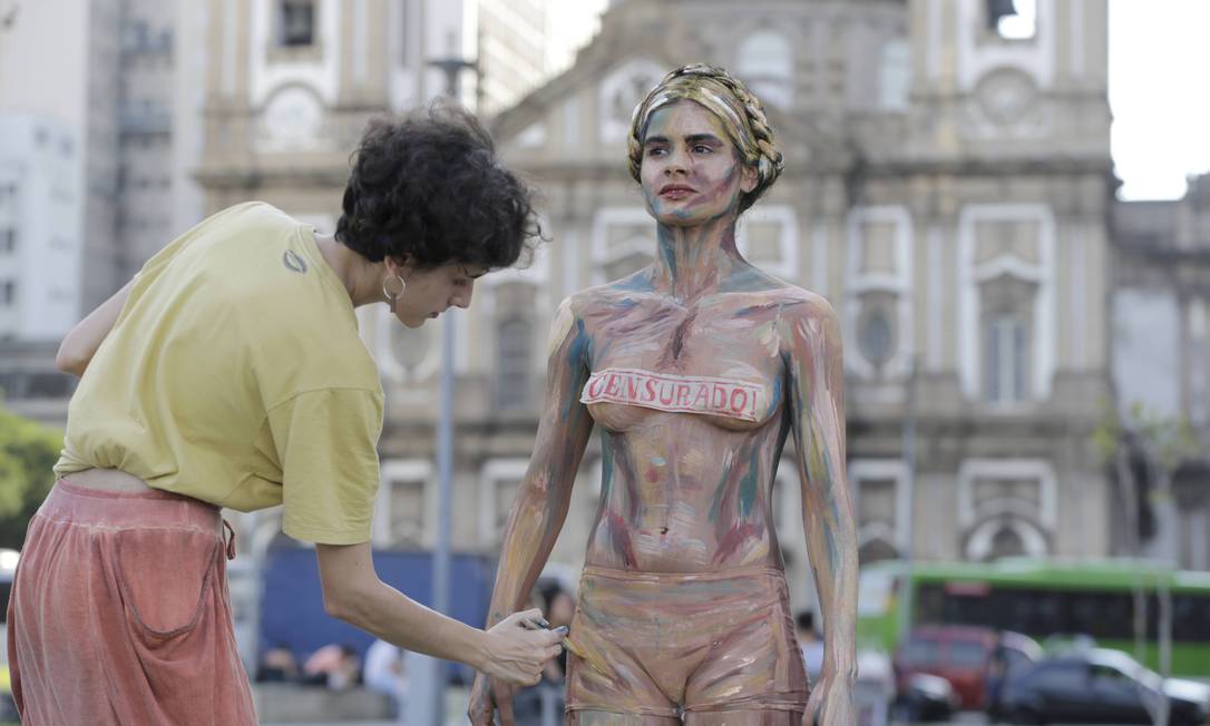 Protesto 'Escolha cultura', em frente ao Centro Cultural Banco do Brasil Foto: Domingos Peixoto / Agência O Globo