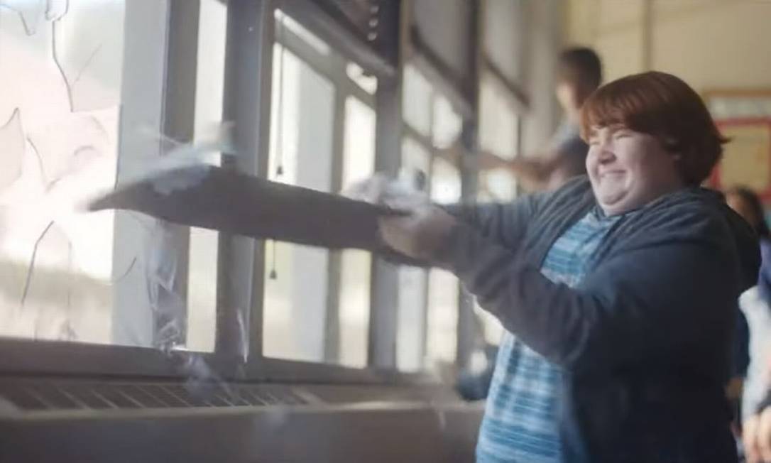 Menino usa o skate para quebrar janela e fugir, no vídeo da Sandy Hook Promise: temor de ataque a tiros nas escolas Foto: Reprodução de vídeo