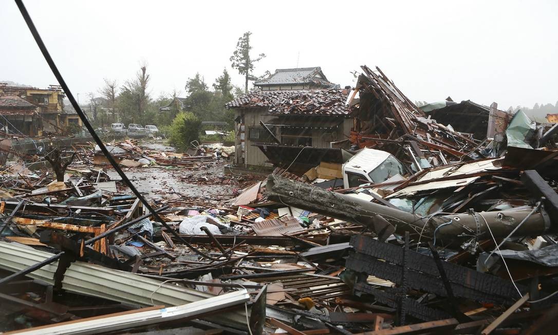 Montanha de destroços de residências após a passagem do tufão Hagibis por Ichihara, em Chiba, no Japão. Foto: STR / AFP