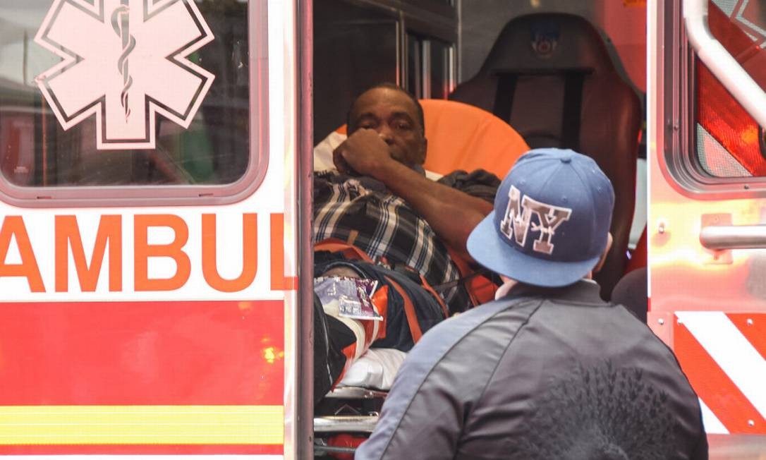 Feridos são levados de clube após tiroteio em NY Foto: New York Post