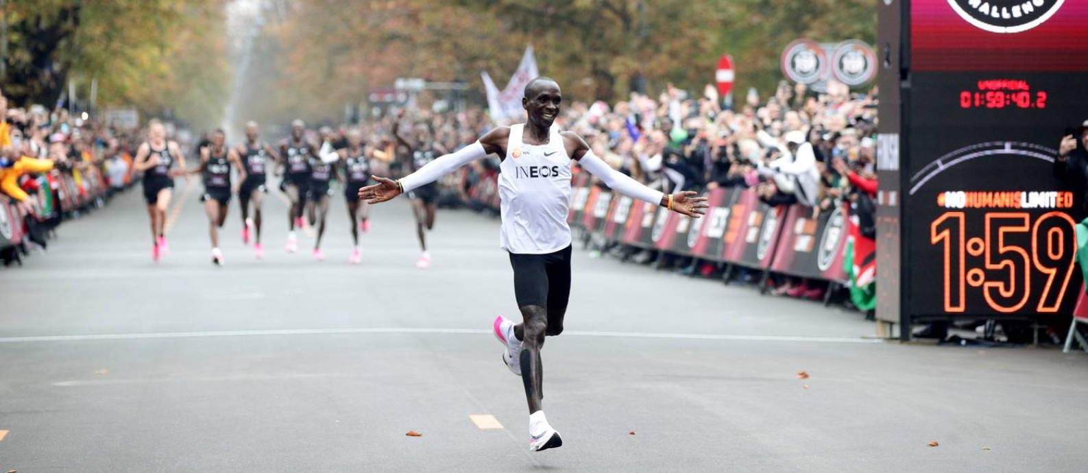 Eliud Kipchoge correu os 42,195 quilómetros em 1 hora, 59 minutos e 40  segundos, Notícias 24