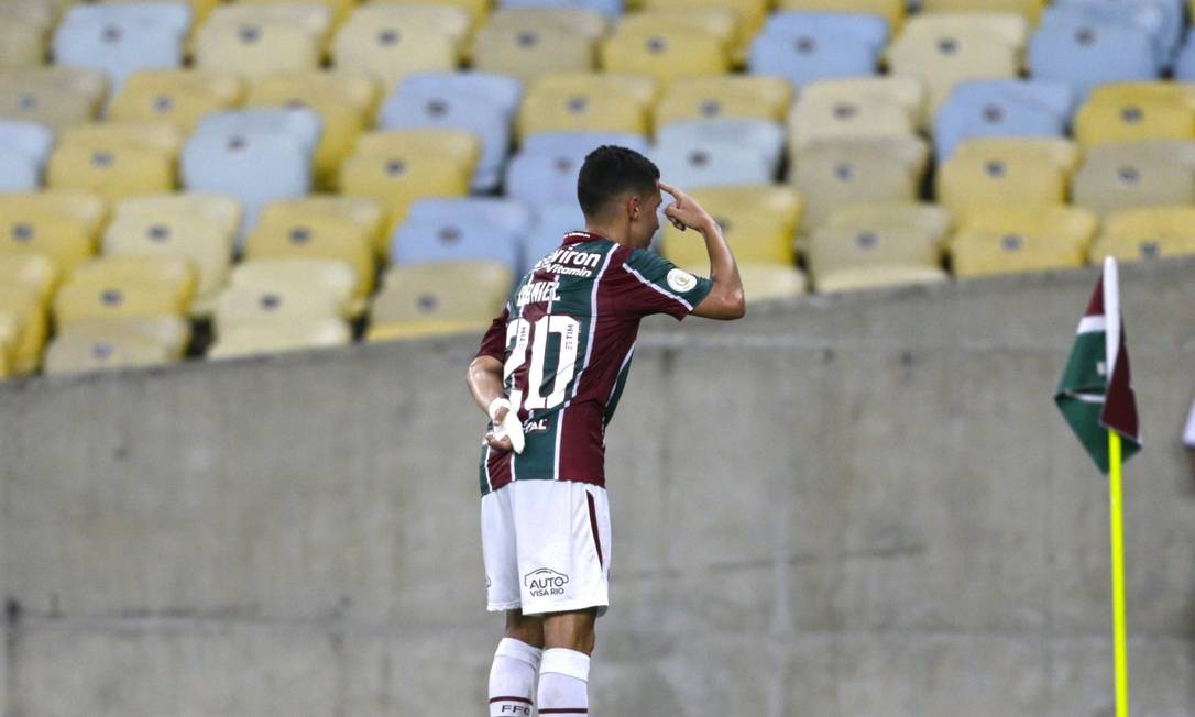 Daniel aponta para a cabeça ao marcar o segundo gol do Fluminense Foto: Antonio Scorza / Antonio Scorza