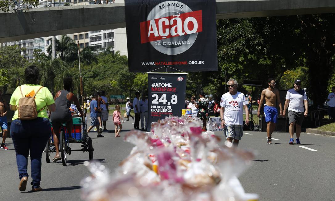 Tradição: mesa de um quilômetro com kits de alimentos é exposta e distribuída no Aterro do Flamengo Foto: Thiago Freitas / Agência O Globo