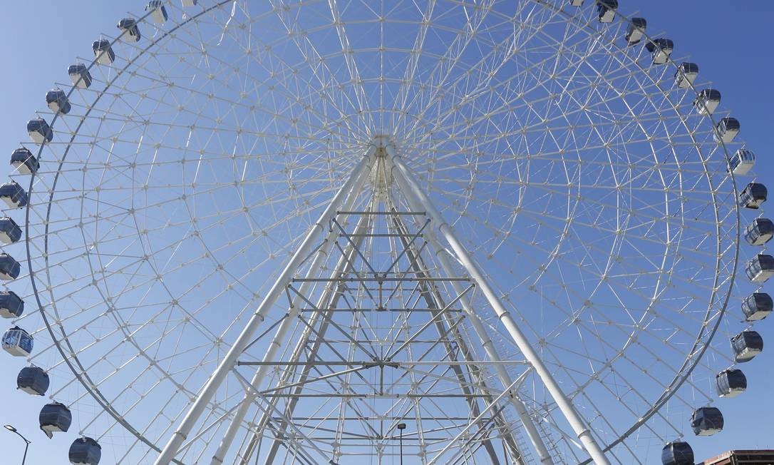 A instalação das 54 cabines da roda gigante Rio Star foi concluída e entra na fase dos testes de segurança a partir desta segunda-feira na Zona Portuária Foto: Fábio Guimarães / Agência O Globo