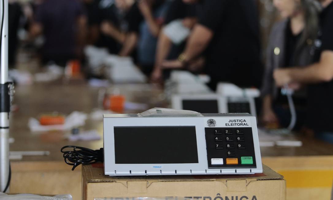 Cerimônia de carga e lacração das urnas eletrônicas no primeiro turno das eleições de 2018, no Distrito Federal Foto: Jorge William / Agência O Globo