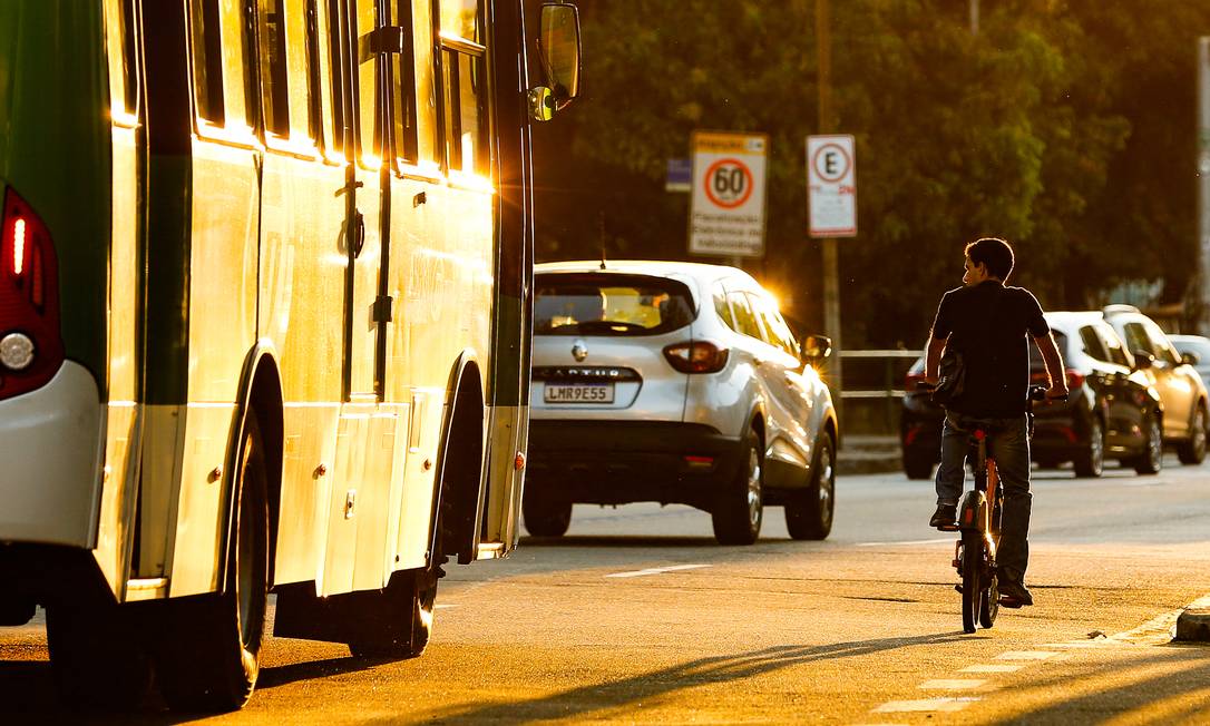 Na mesma pista na qual circulam carros e ônibus, homem pedala na Avenida Heitor Beltrão, na Tijuca: no último dia 3, a ciclista Valda Nogueira, de 34 anos, foi atropelada na via. Bairro tem pequena malha cicloviária Foto: ROBERTO MOREYRA / Agência O Globo