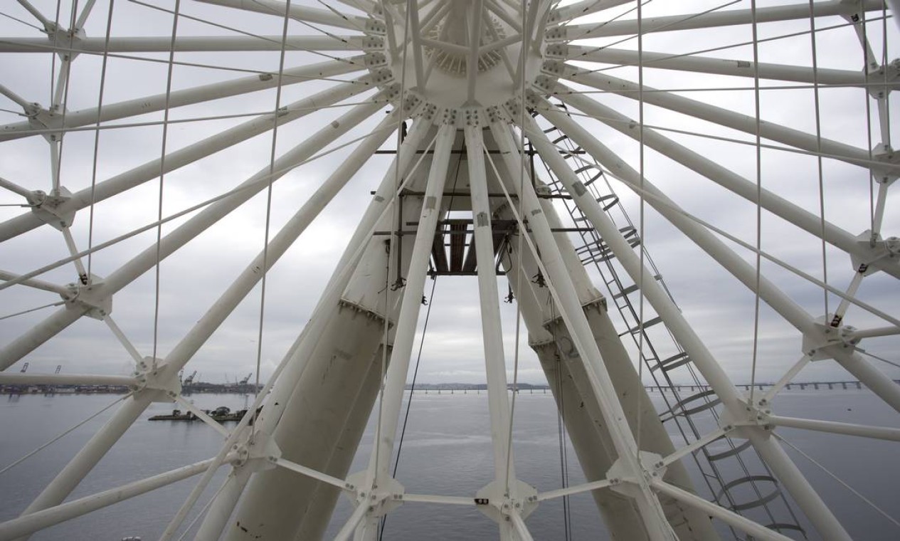 A roda-gigante Rio Star tem 88 metros de altura e fará uma volta completa em 18 minutos Foto: Márcia Foletto / Agência O Globo