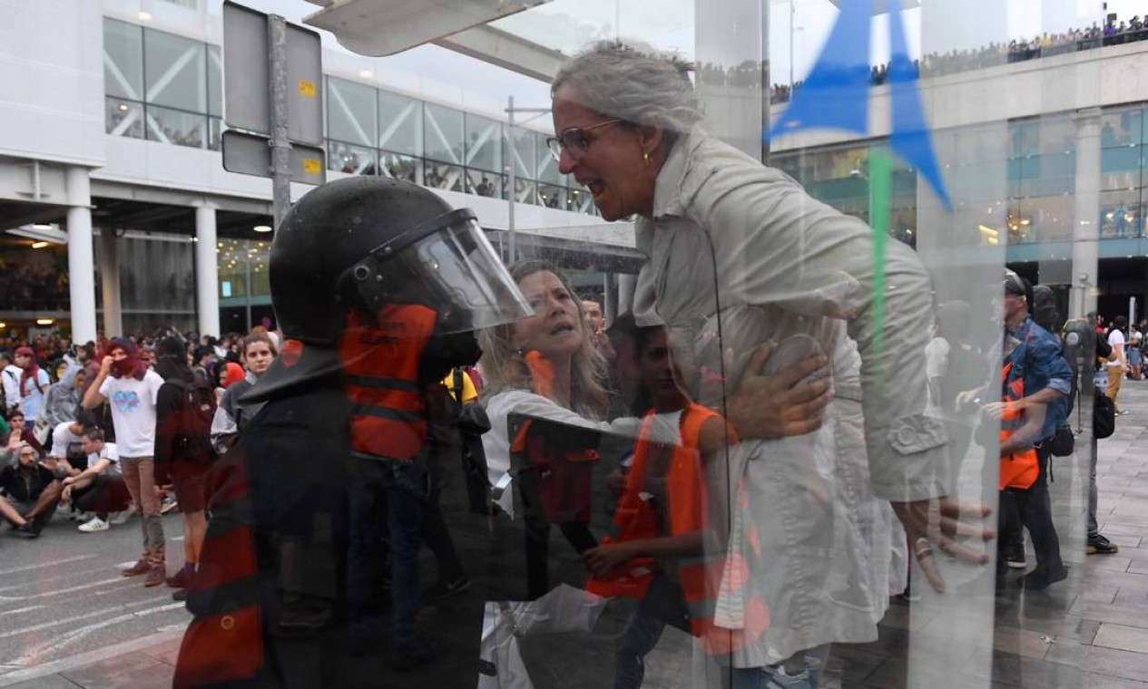 Os confrontos entre manifestantes e policiais aconteceram fora e dentro do Aeroporto El Prat, em Barcelona Foto: JOSEP LAGO / AFP