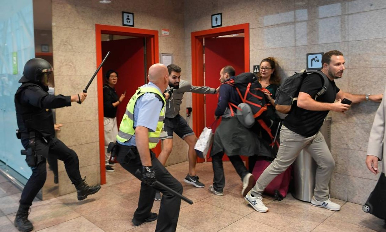 Manifestantes entram em confronto com policiais espanhóis no aeroporto El Prat Foto: LLUIS GENE / AFP