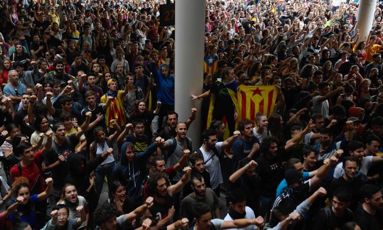 Manifestantes ocupam o saguão do Aeroporto El Prat, Barcelona Foto: JOSEP LAGO / AFP