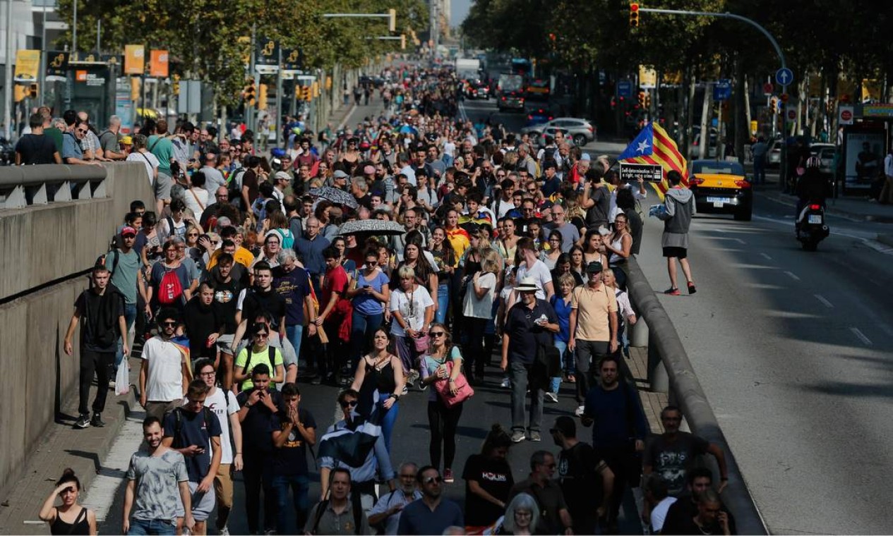 As ruas das principais cidades catalãs, como Barcelona, Girona, Lleida e Tarragona, tambpem foram ocupadas por manifestantes após a sentença que condenou os líderes da tentativa de independência da Catalunha Foto: PAU BARRENA / AFP