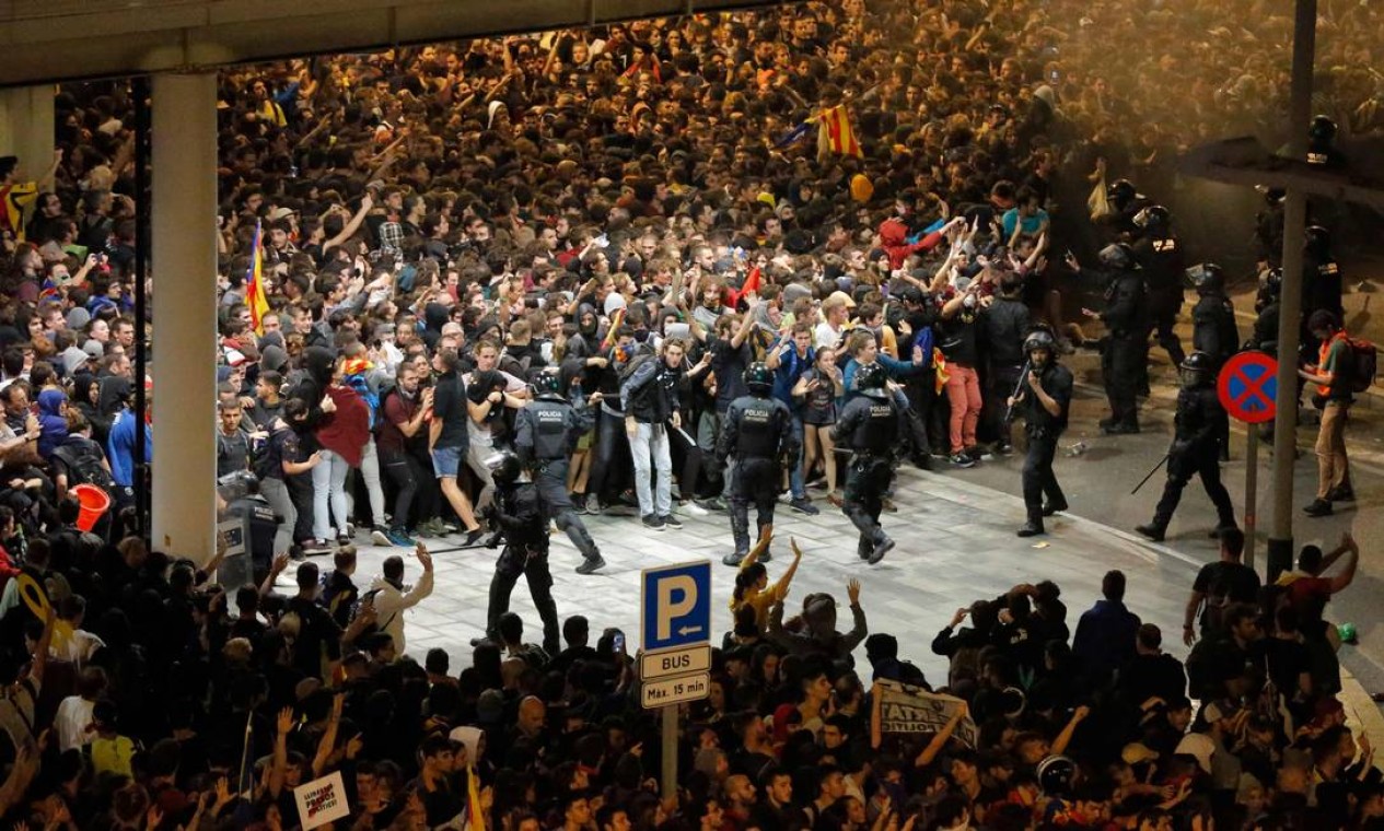 Manifestantes entram em conflito com policiais espanhóis do lado de fora do Aeroporto de El Prat Foto: PAU BARRENA / AFP